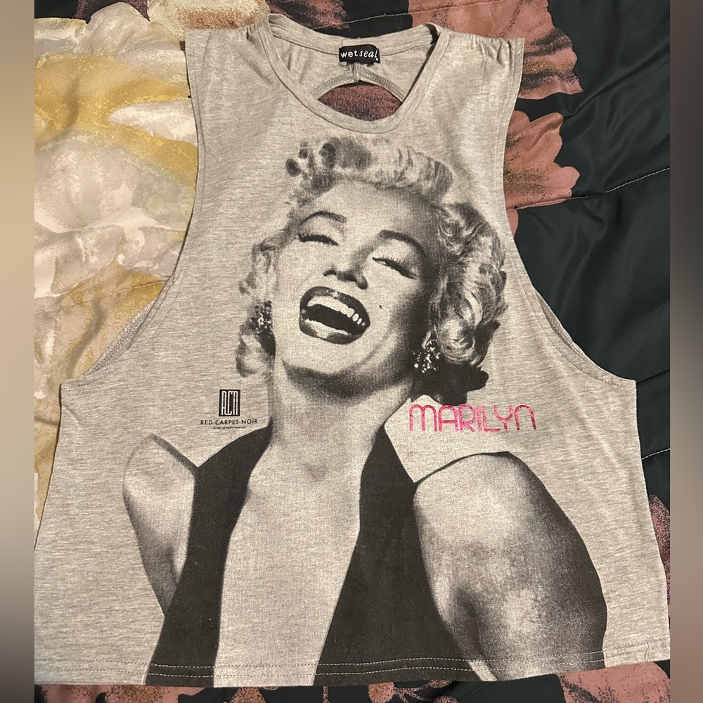 Wet Seal Gray and Black Muscle Tee for Effortless Style
